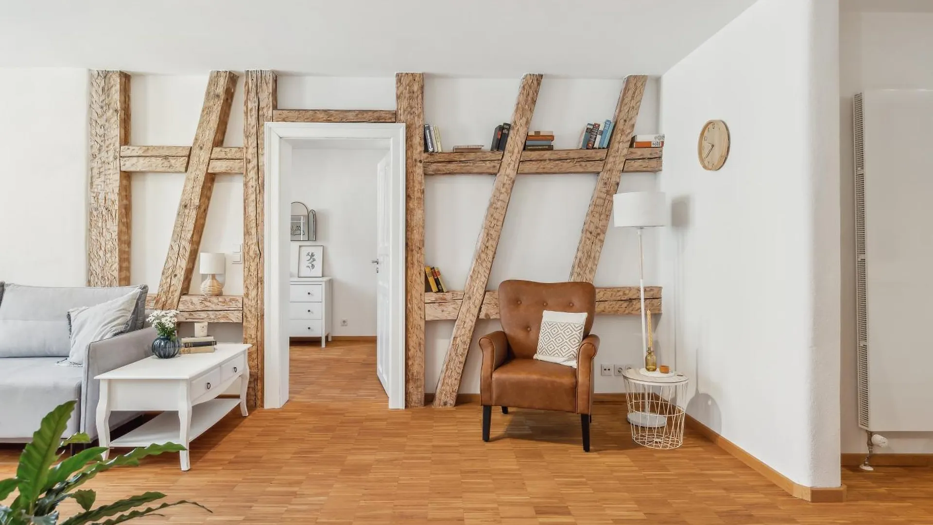 Albert Ueber Den Daechern Coburgs, Parkplatz Apartment